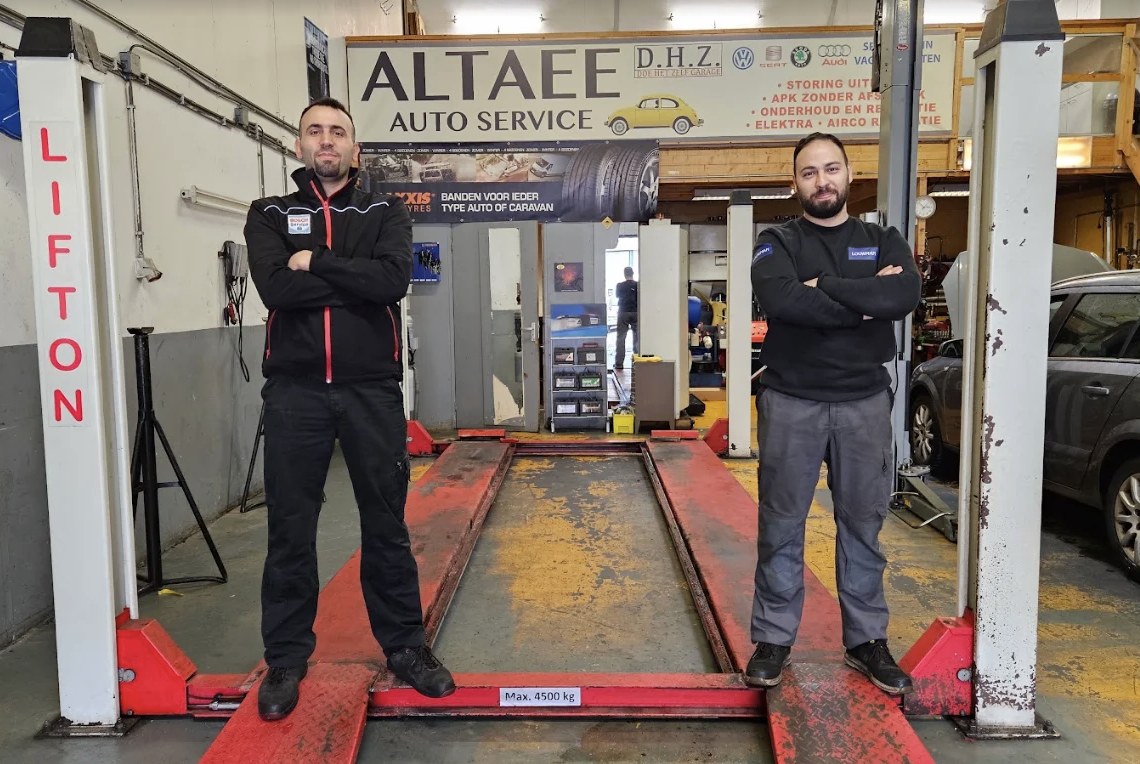 Het team van RPM Garage aan het werk in de werkplaats